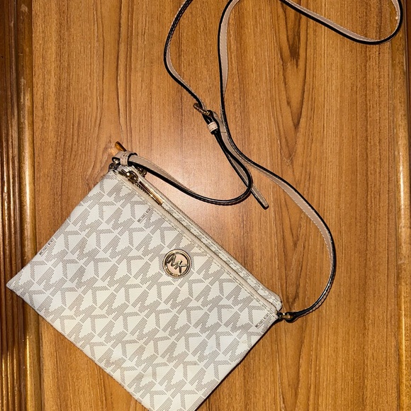 Michael Kors Bundle - Crossbody & Card Case - Picture 3 of 5